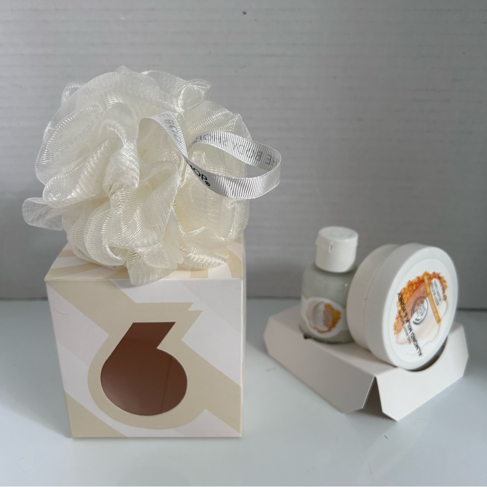 The Body Shop Almond Milk & Honey Treats Cube 3-pc Giftset